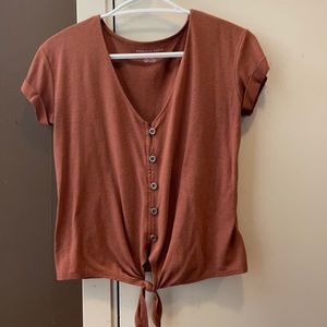 Super cute American Eagle button up top with knot